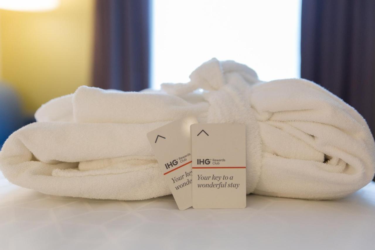 Holiday Inn Express Brampton By Ihg Exterior photo