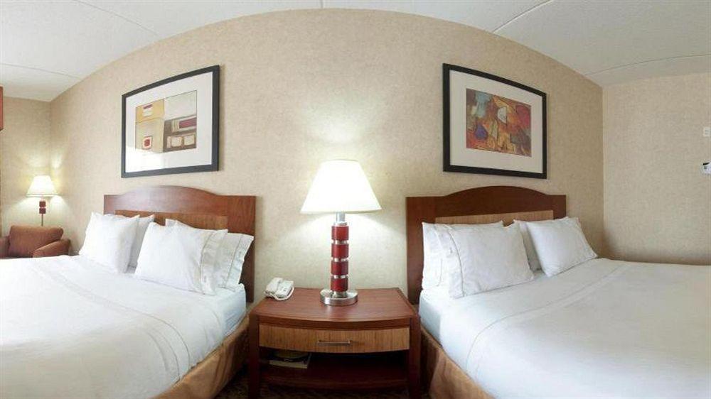 Holiday Inn Express Brampton By Ihg Exterior photo
